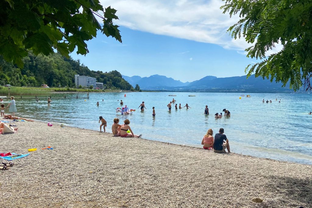 Plage et eaux calmes du lac du Bourget en belle saison