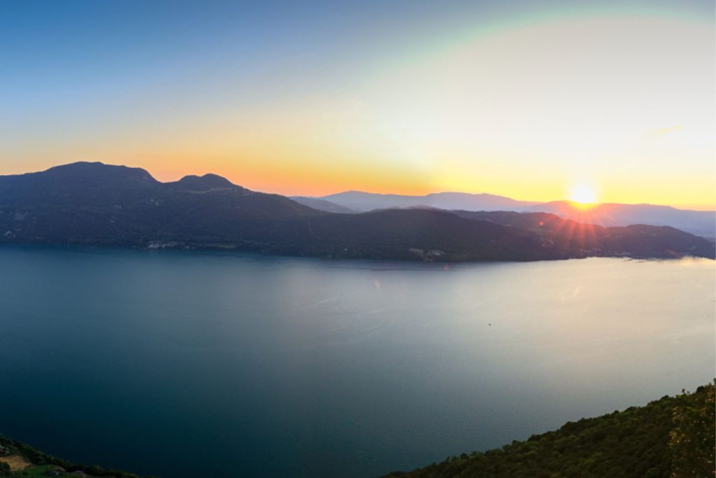 Bateau de location au coucher de soleil sur le lac du Bourget