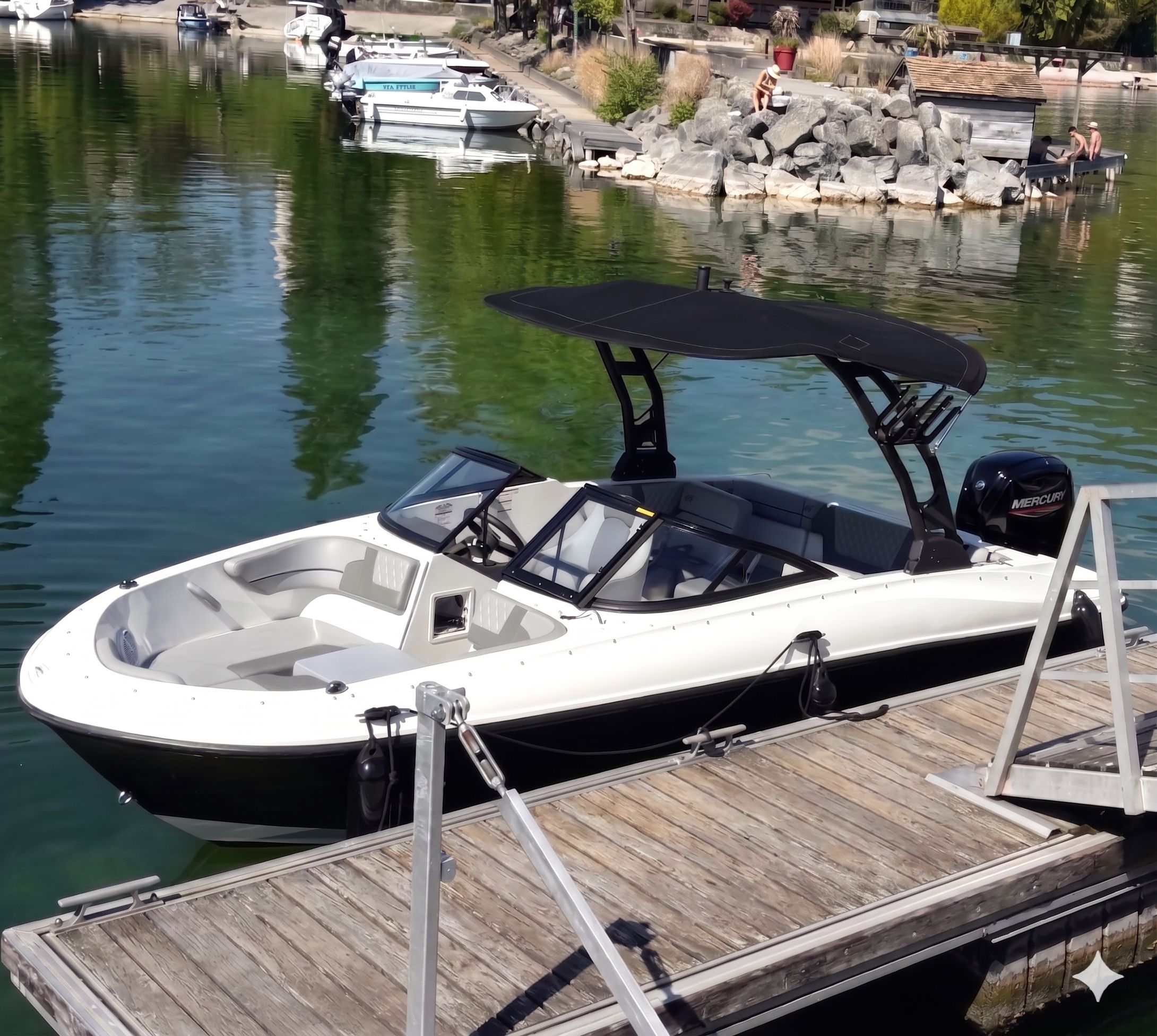 Bayliner VR4 amarré au ponton sur le lac du Bourget